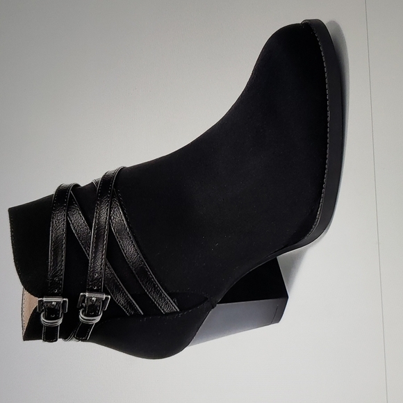 Life Stride Shoes - SOLD NWT LIFE STRIDE VELOCITY 2.0 JEZEBEL Straps Booties in Size 9.5 M